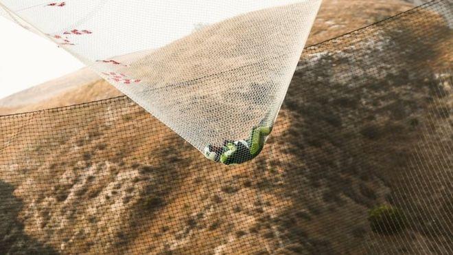 El increíble salto de un hombre sin paracaídas a más de 7 km de altura