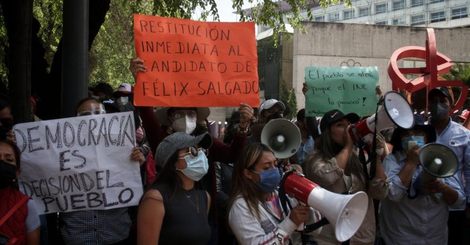 Simpatizantes de Félix Salgado hacen plantón en el INE para que le devuelvan candidatura