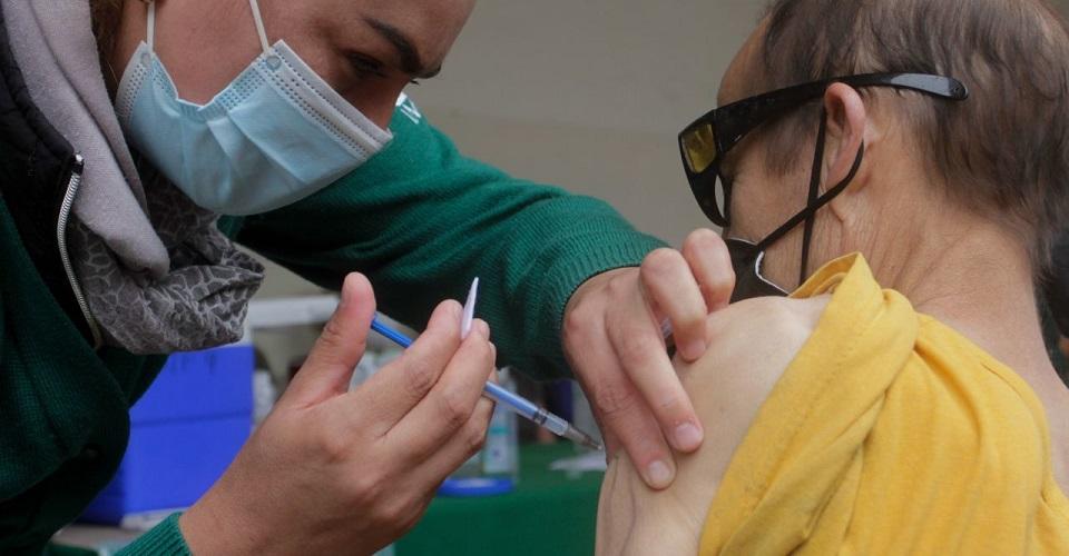 Salud suma 311 defunciones más por COVID; aplican otras 375 mil vacunas