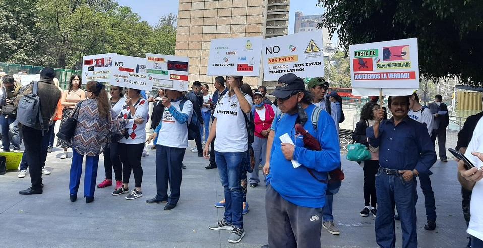 Antivacunas protestan frente a la Secretaría de Salud con dichos falsos sobre la pandemia