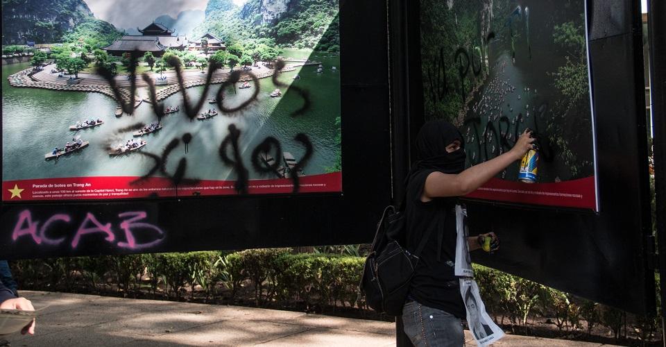 Manifestantes hacen pintas en el Metro y destrozos a negocios en protesta por 5 años del caso Ayotzinapa