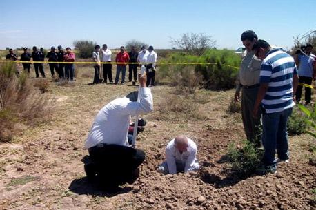 Identifican dos cuerpos de 13 hallados en fosa clandestina de Sinaloa
