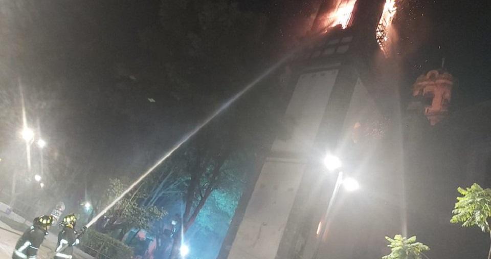 Incendio daña a la iglesia de Santa Veracruz en CDMX