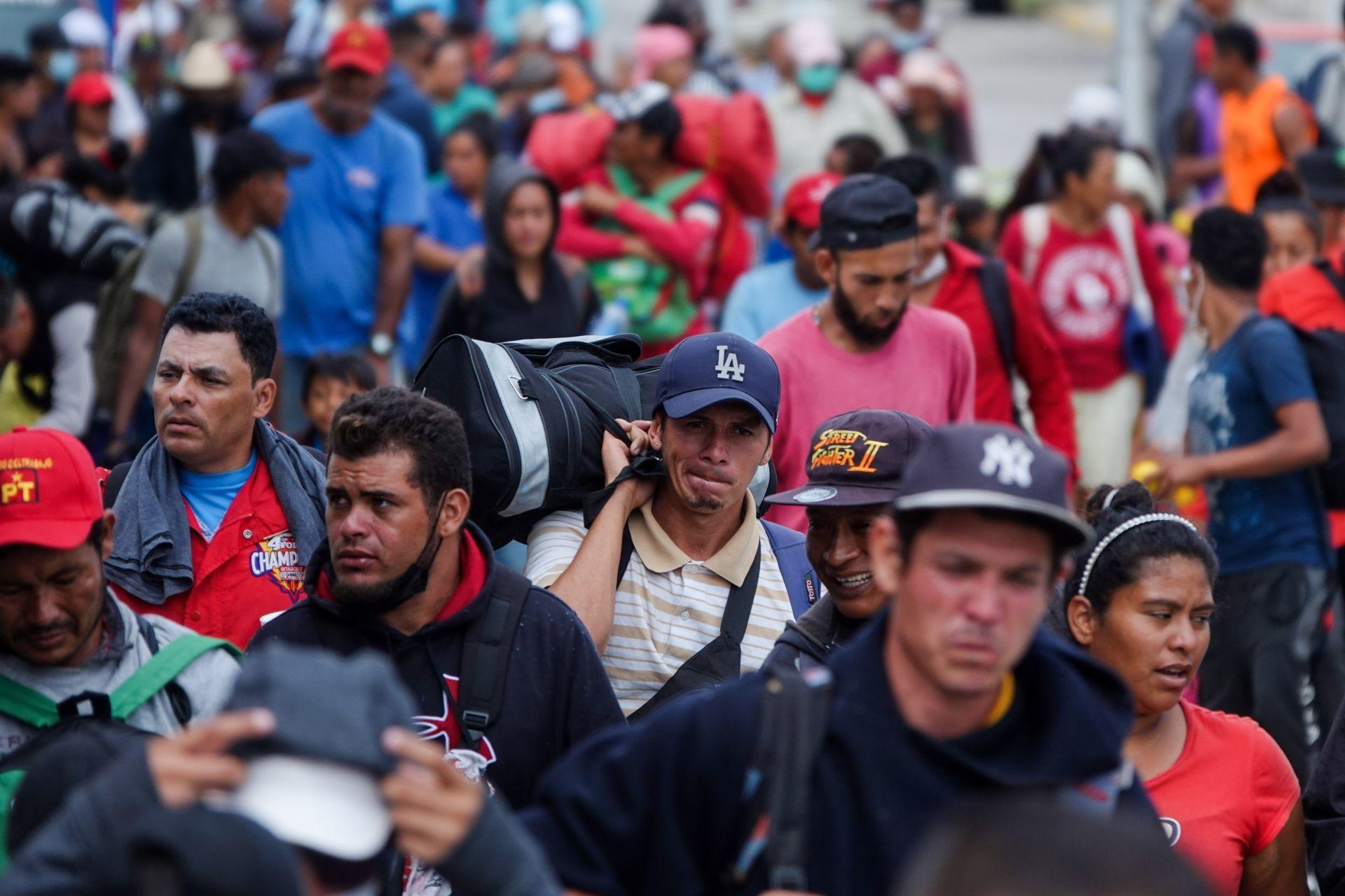 Caravana migrante sale de Chiapas rumbo a CDMX; rompen cerco de contención de GN e INM