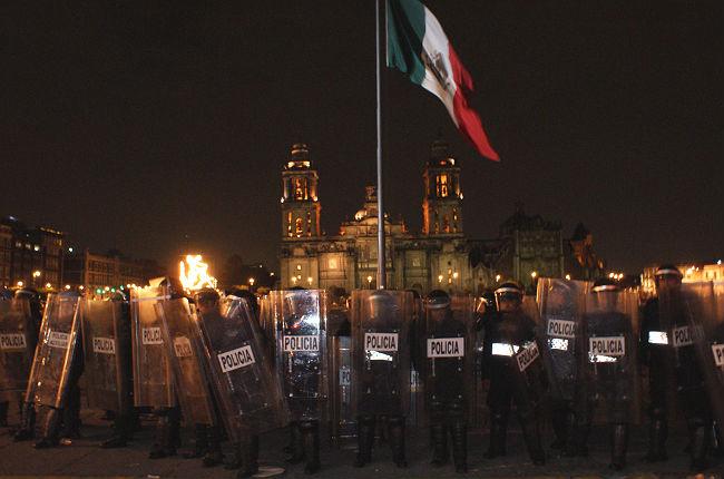 Policía actuó para contener a violentos tras marcha por Ayotzinapa, dice la CNDH