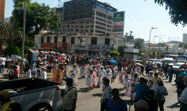 Padres de Ayotzinapa, normalistas y profesores marchan en Guerrero sin incidentes