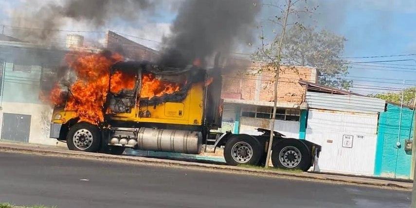 Violencia en Guanajuato: bloqueos en carreteras y autos quemados tras operativo que dejó 26 detenidos
