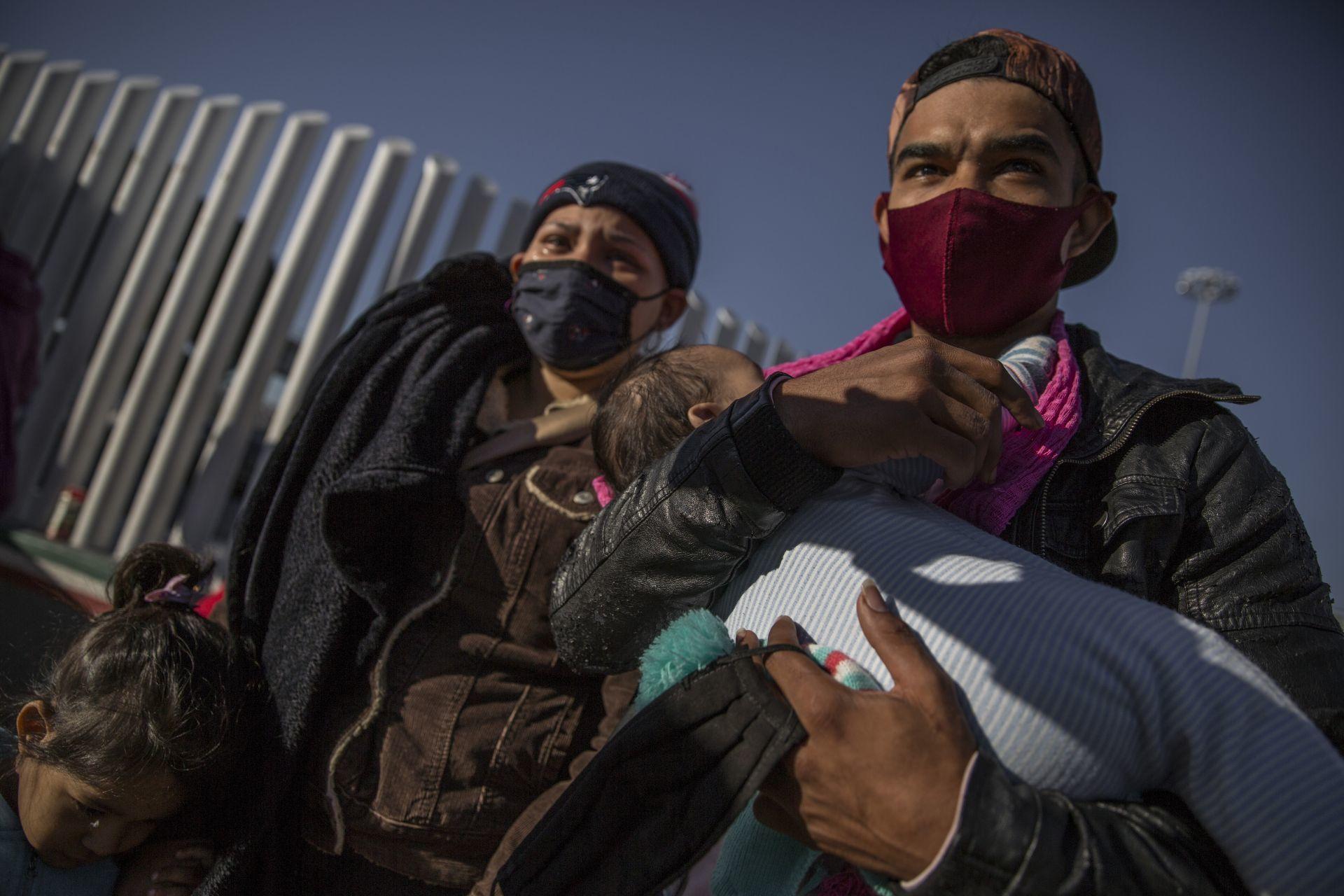 Migrantes solicitantes de asilo en EU son abandonados en México y sufren violaciones de sus derechos