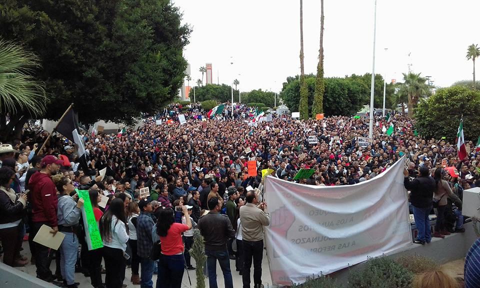 Marcha contra el gasolinazo y contra la nueva ley estatal de aguas reúne a miles en Mexicali