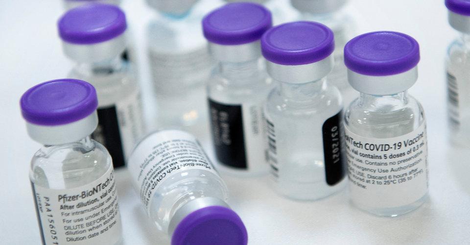 Pfizer busca probar una tercera dosis y una vacuna contra variante sudafricana