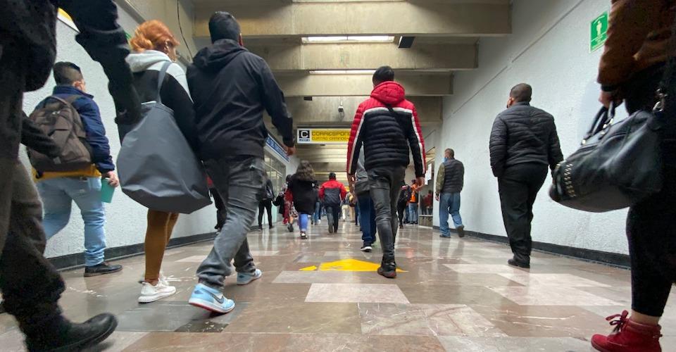 Retiran a ambulantes del Metro en CDMX; reubicarán a mercaditas feministas en plazas públicas