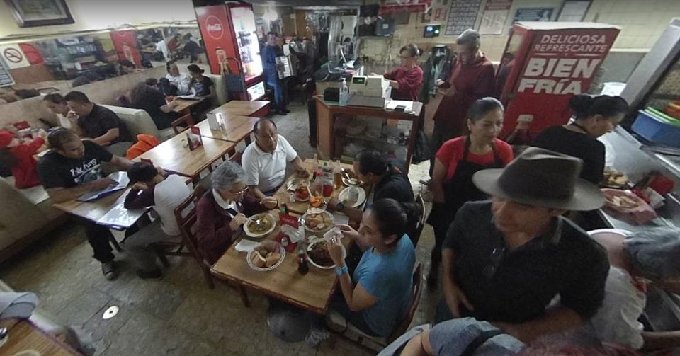 De mesero a vender fierro viejo: trabajadores de restaurantes han padecido por la epidemia