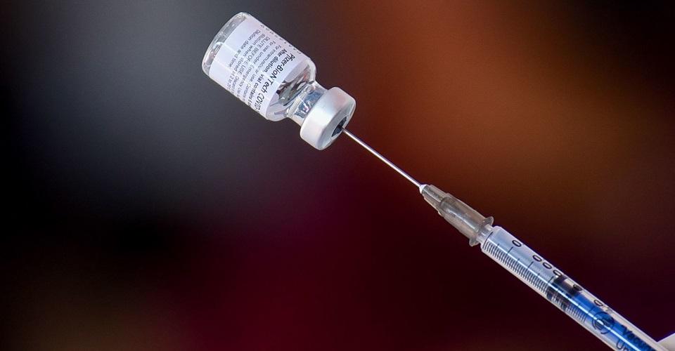 Salud suma 225 muertes más por COVID; vacunan al 28% de la población