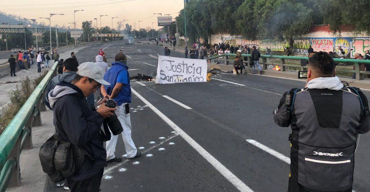 Enfrentamientos y bloqueo carretero, el saldo de una persecución de policías capitalinos en el Edomex