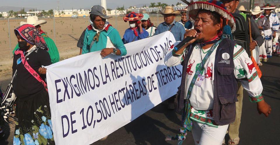 Mientras AMLO promete restituir tierras a indígenas wixárikas, gobierno de Nayarit dice que no cederá