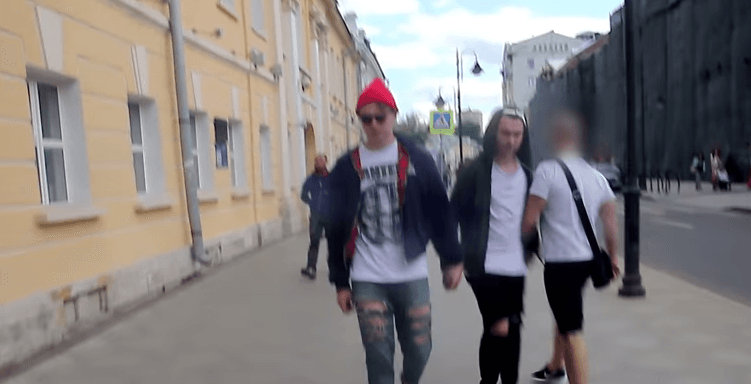 Rusia: así reaccionan cuando dos hombres pasean tomados de la mano
