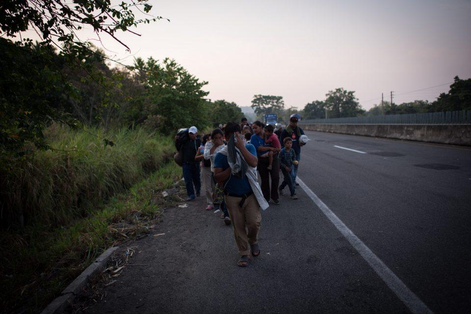 Vuelca tráiler con migrantes en Veracruz; hay 19 heridos