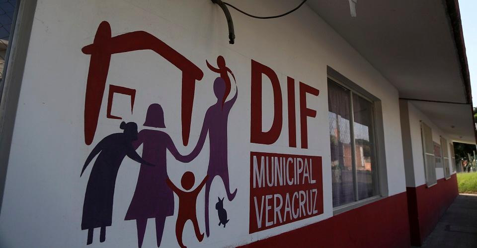 Extesorera del DIF Veracruz que avaló pagos a empresas fantasma busca amparo para evitar posible detención