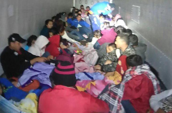 Rescatan a 301 migrantes centroamericanos que viajaban en tractocamiones, intentaban llegar a EU