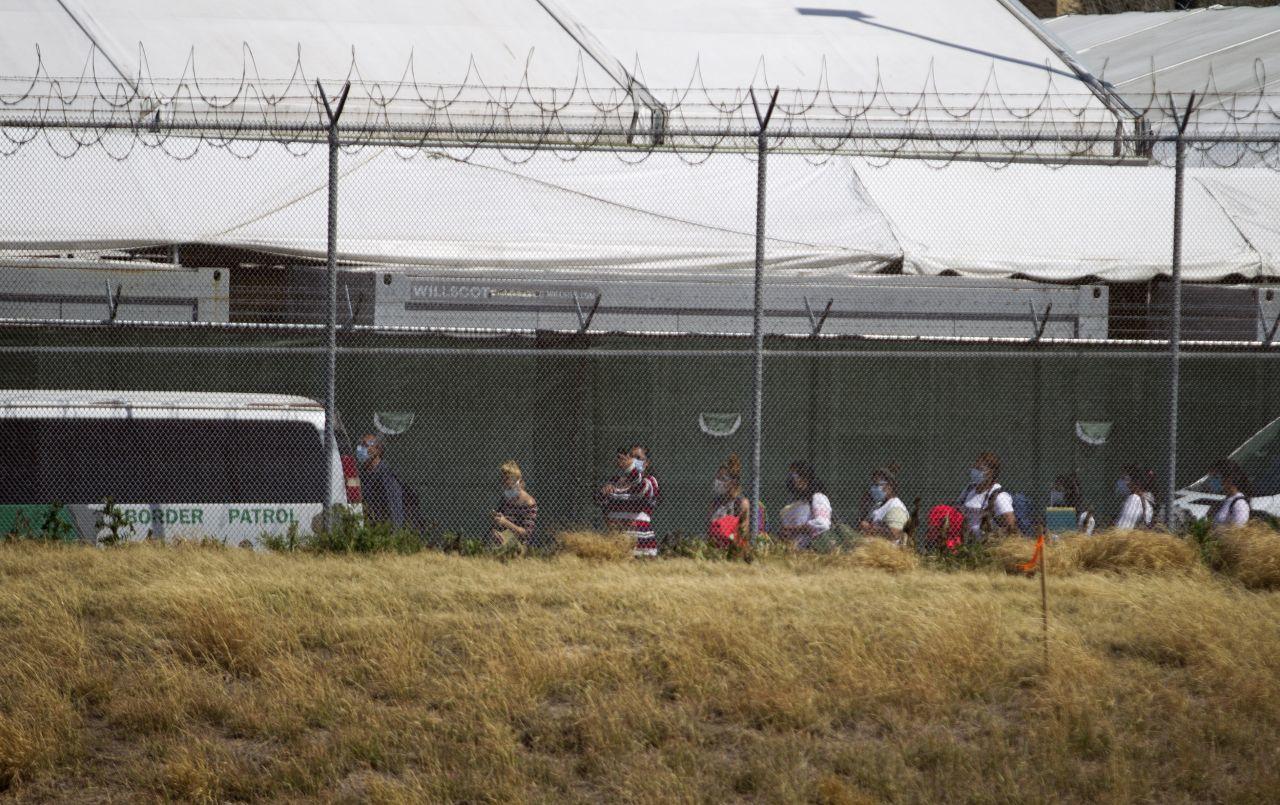Gobernador de Texas autoriza a la policía detener a migrantes y regresarlos a la frontera; “se está extralimitando”, dice AMLO