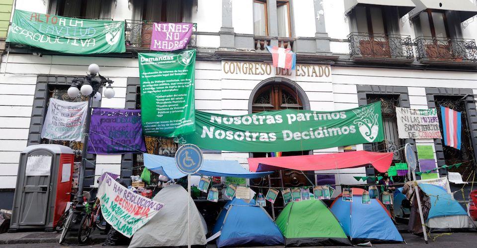 Feministas entregan instalaciones del Congreso de Puebla tras lograr acuerdos con legisladores
