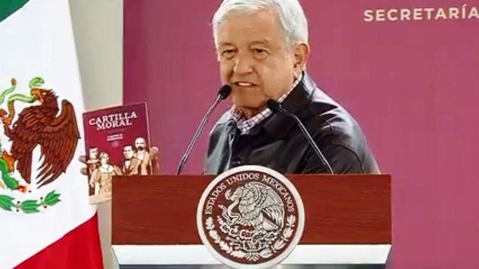 “Cartilla Moral” de AMLO: qué es el libro que distribuye el gobierno de México