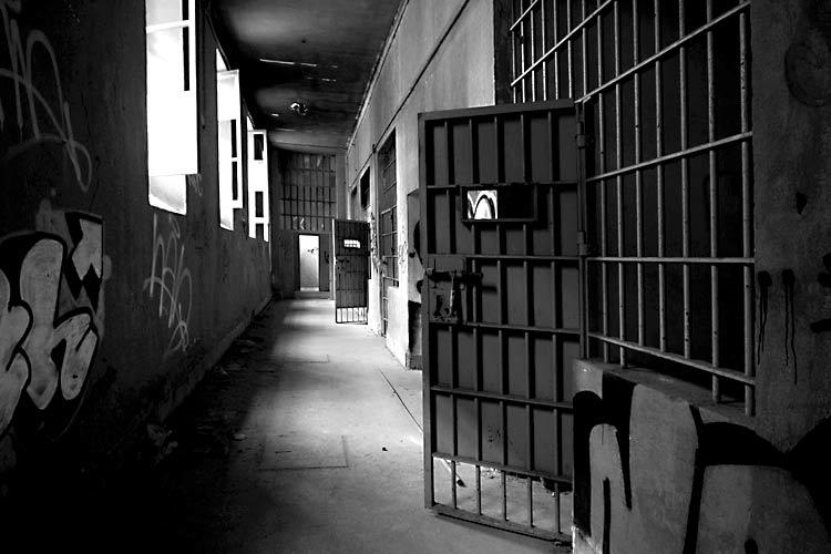 En 6 de cada 10 prisiones, los reos mandan: CNDH