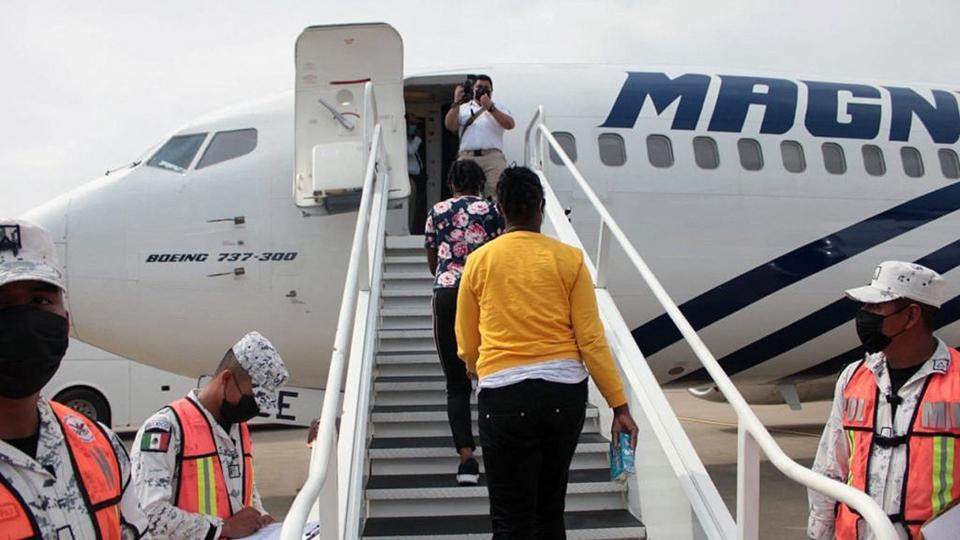 México inicia vuelos de “repatriación voluntaria” de migrantes haitianos