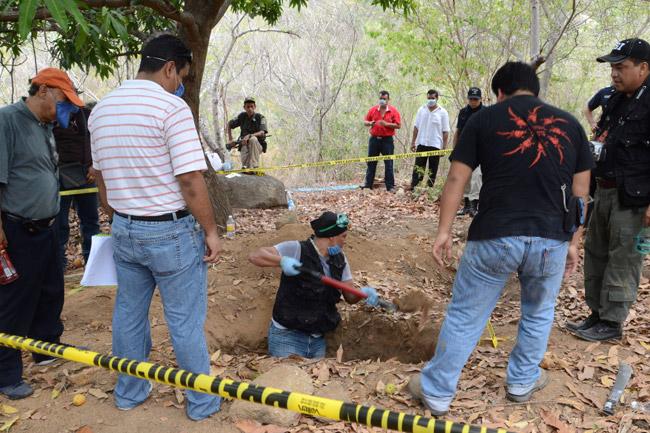 Van 15 cadáveres hallados en fosas clandestinas en Veracruz