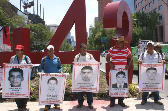 Osorio Chong se reúne con padres de normalistas de Ayotzinapa