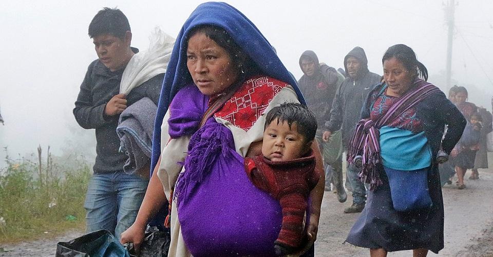 La foto de indígenas desplazándose no es de tarahumaras y no huyen del frío