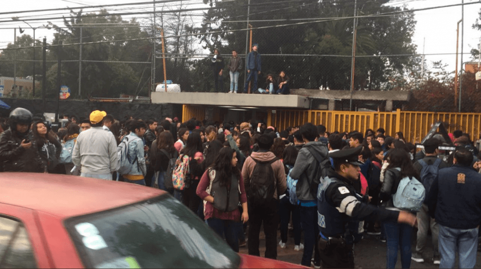 Un grupo de jóvenes bloquea acceso a la Prepa 5; apoyan paro en CCH Azcapotzalco