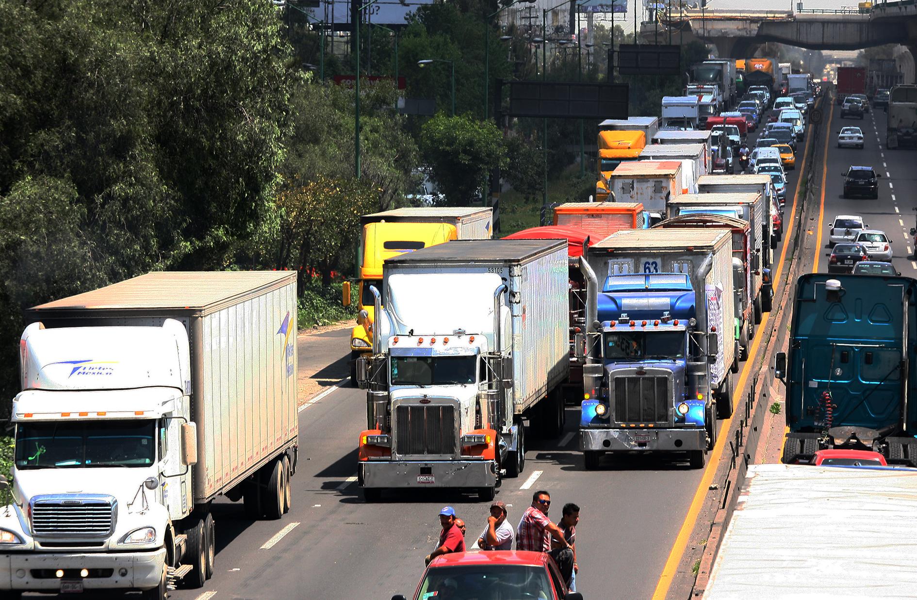 Por más de dos horas, volcadura de tráiler afecta la circulación en la México–Querétaro