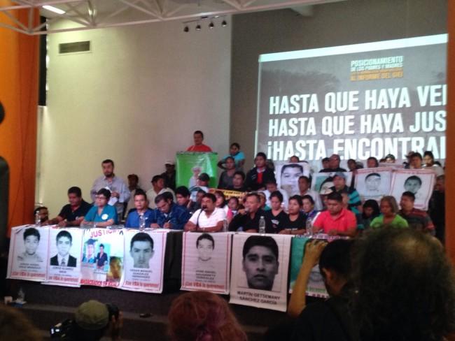 Padres de Ayotzinapa exigen una reunión con el presidente Peña Nieto