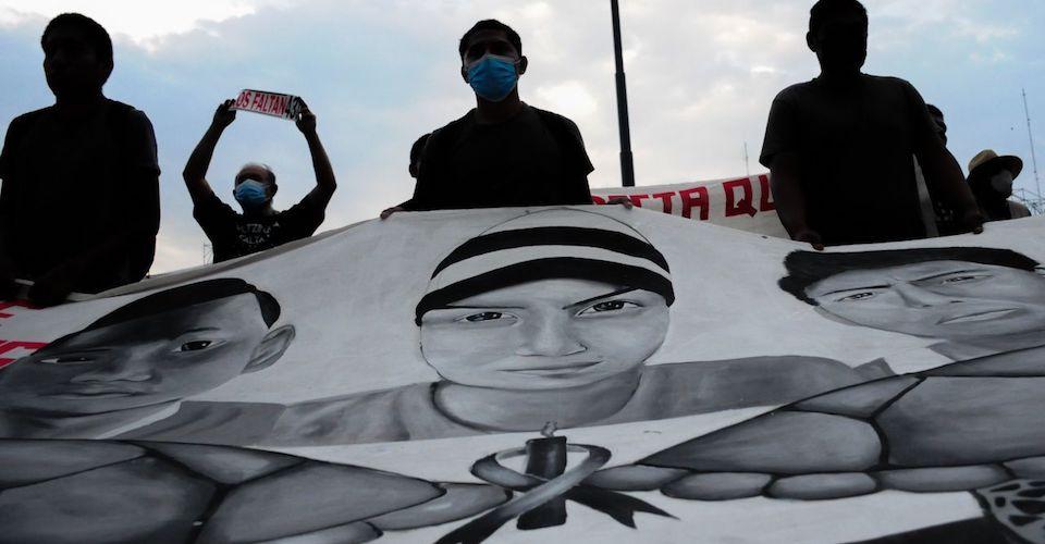 Sedena interceptó mensajes de presuntos delincuentes y policías en caso Ayotzinapa