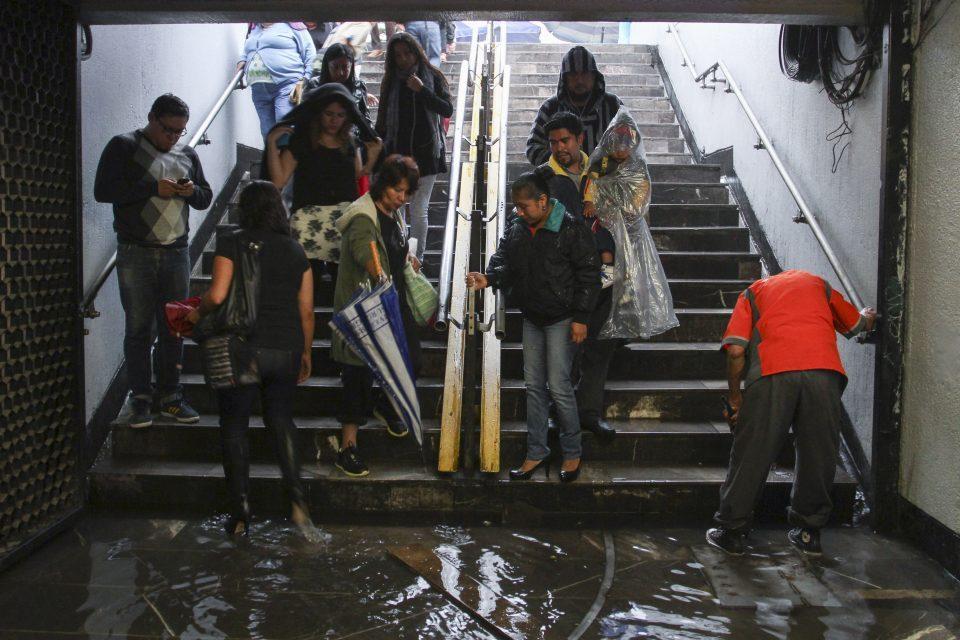 El Metro se prepara para las lluvias con sacos de arena, marcha de seguridad y retirando basura