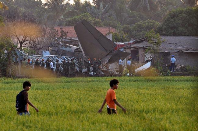 Avión militar se estrella en zona urbana de Indonesia