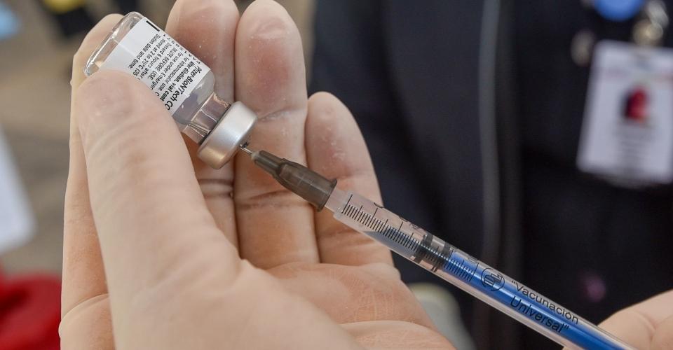 Vacunación es confiable, dice Sheinbuam tras aplicación sin biológico