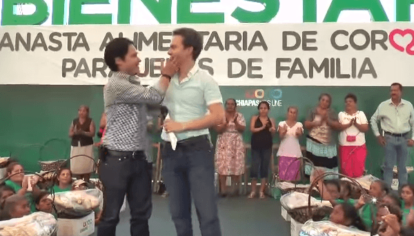 Así se disculpó el gobernador de Chiapas: recibiendo dos cachetadas de su colaborador (video)