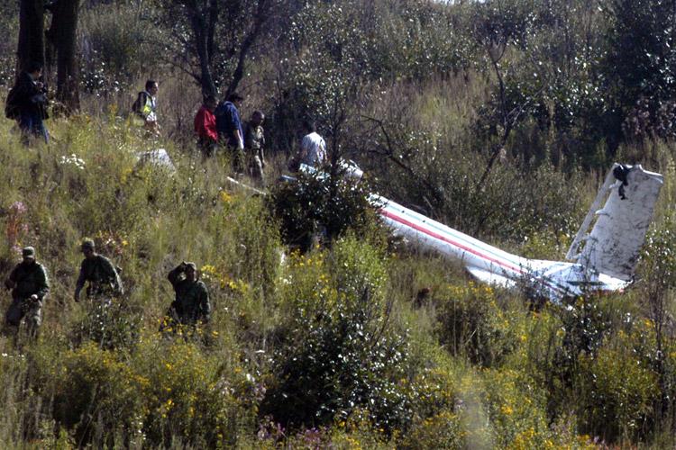 Mueren tres personas tras desplome de helicóptero en Edomex