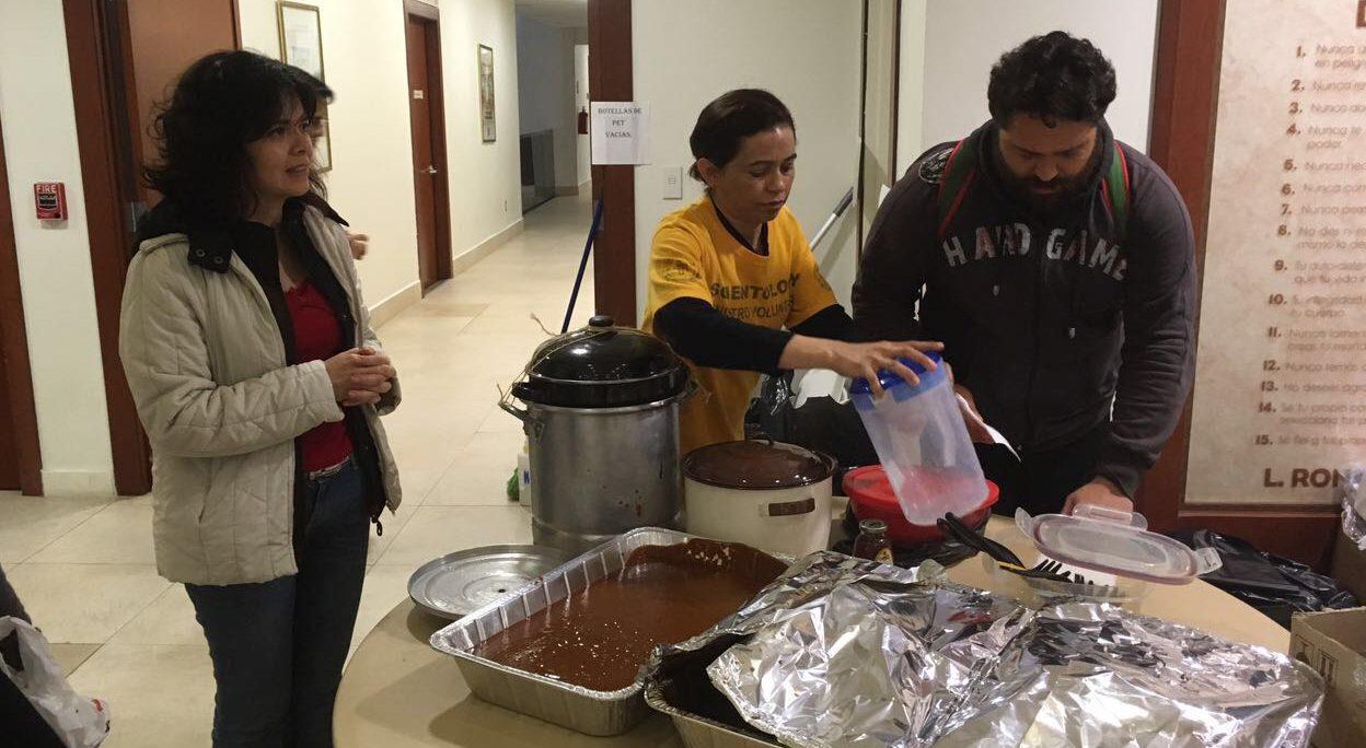 Comida caliente, una red que busca brindar apoyo a damnificados por el sismo en la CDMX