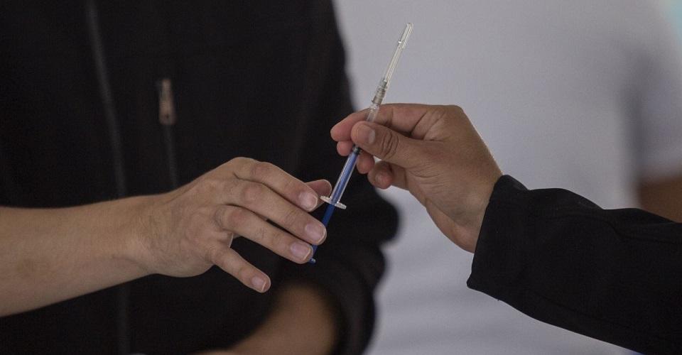 Salud registra 460 muertes más por COVID; van 17 millones de vacunas aplicadas