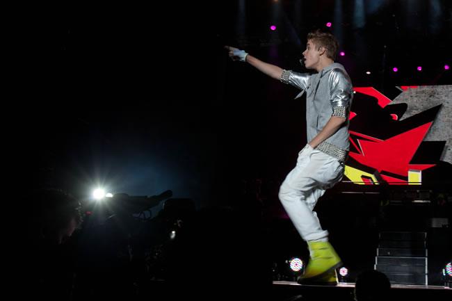 Con una hora de concierto, Bieber prende a sus fans