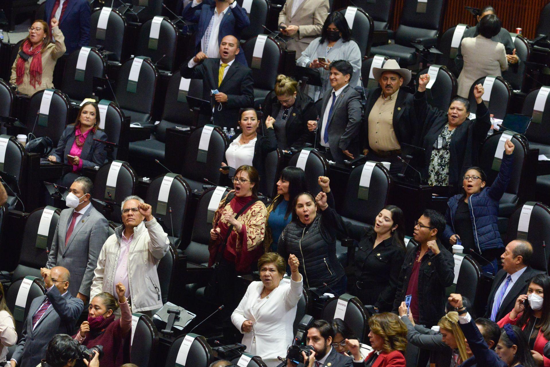 Diputados aprueban en lo general PEF 2022; oposición acusa “aplanadora” morenista
