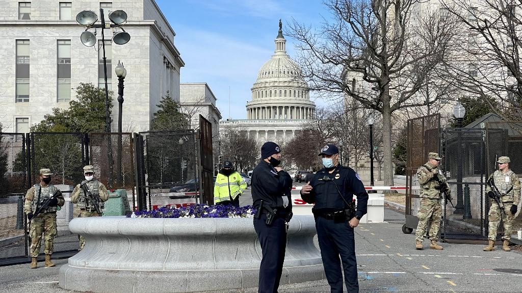 Detienen a hombre con un arma, 500 balas y accesos falsos para el Capitolio