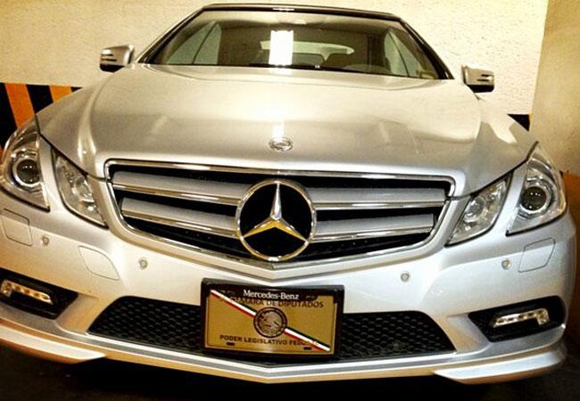 Diputado cambia placas de su Mercedes por “charola”