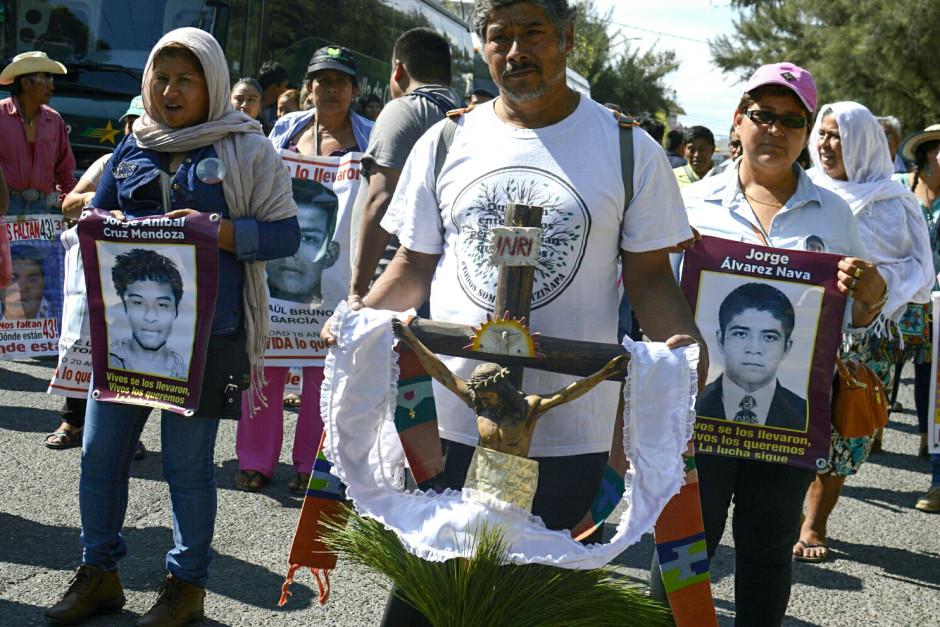 Padres de Ayotzinapa marchan en Chilpancingo: “El gobierno nos ha dado azotes”, acusan