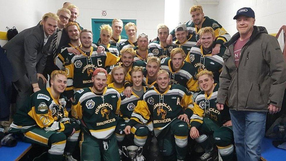 Canadá: 15 muertos tras choque de un autobús que transportaba un equipo juvenil de hockey