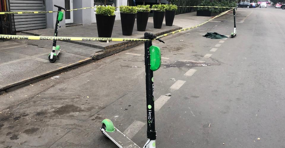 C.S.I. CDMX: Procuraduría capitalina resguarda con tres scooters escena de un asesinato