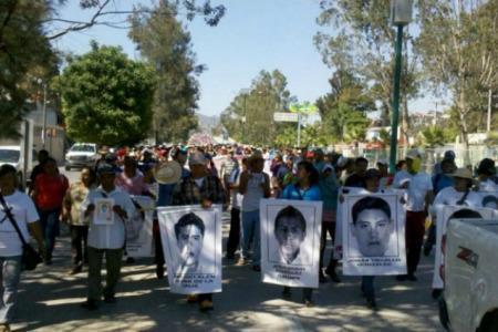 Normalistas marchan en la Autopista del Sol en el aniversario de Lucio Cabañas